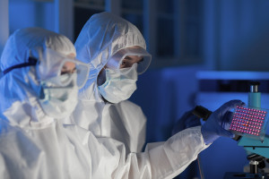Powoduje ebolę, nie ma na niego szczepionki i leczenia. Śmiertelność choćby 40 procent