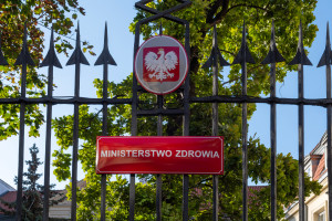 14 653 zł średnia pensja, 3,5 mln zł nagród. Tak się zarabia w Ministerstwie Zdrowia