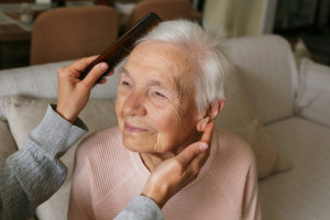 Ponury raport NIK o alzheimerze. Chorzy zdani głównie na żony i córki