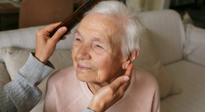 Ponury raport NIK o alzheimerze. Chorzy zdani głównie na żony i córki