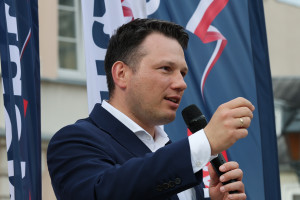Mentzen radzi młodym, by pili alkohol i palili papierosy. "Nie piją (...), nie ma z tego dzieci"