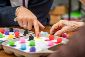 Popularne testy pamięci mogą nie wykrywać alzheimera u kobiet
