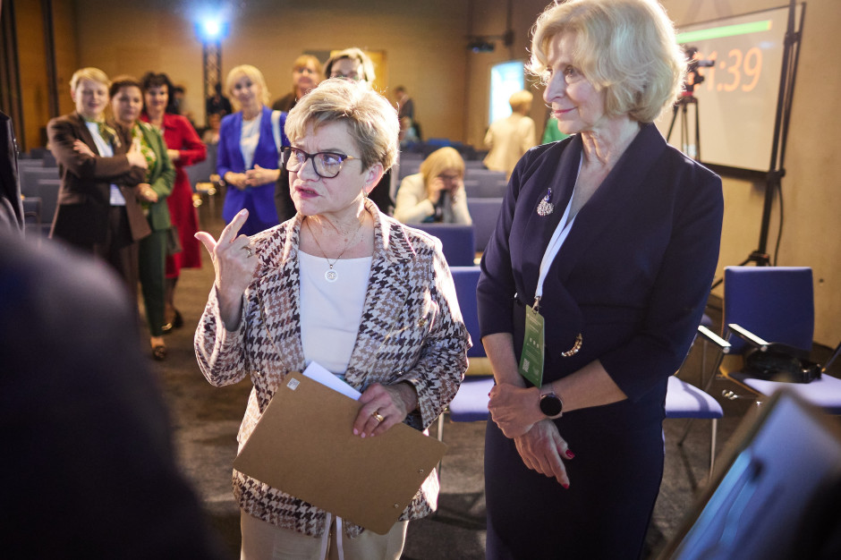Pielęgniarek przybywa, ale to pozorny sukces. Krystyna Ptok: system ratują emerytki