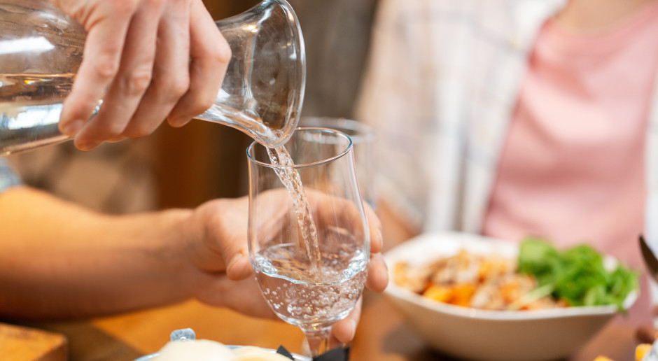 Rząd zmienia zasady w restauracjach. Od 12 sierpnia 0,5 litra gratis do posiłku