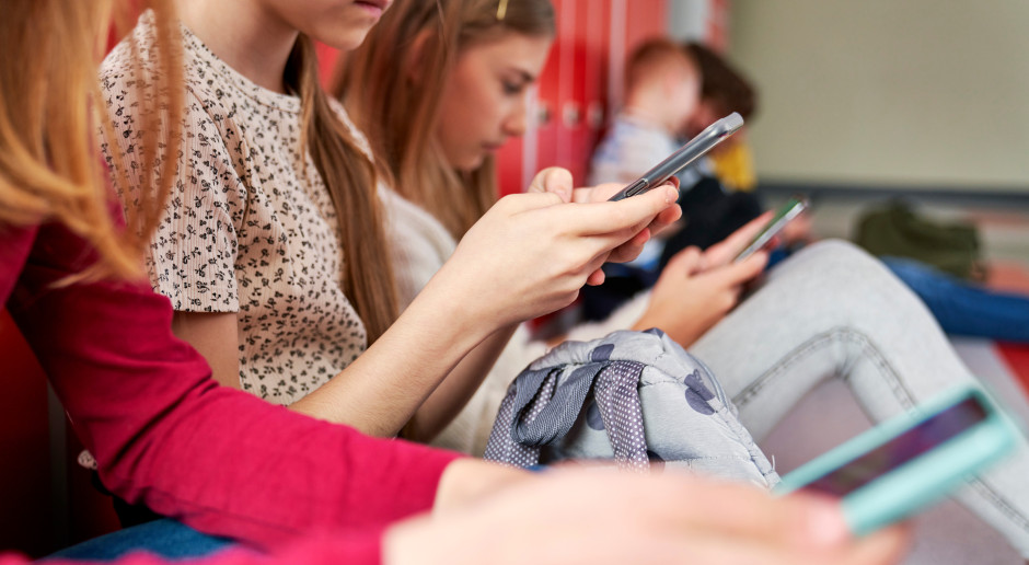 Kary, weryfikacja wieku i zakaz telefonów. Rząd bierze się za internet i szkoły