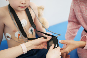 AI potrafi odczytać dojrzewanie dziecka z EKG? Naukowcy pokazali zaskakujące wyniki