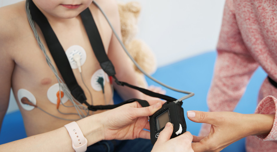 AI potrafi odczytać dojrzewanie dziecka z EKG? Naukowcy pokazali zaskakujące wyniki