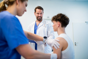 Dlaczego mężczyźni i chłopcy powinni być szczepieni przeciwko HPV? "Nie jest prawdą, iż są tylko wektorami zakażenia"