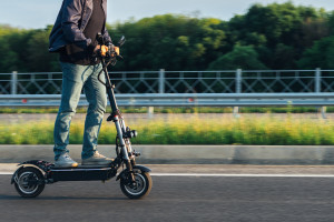 Hulajnogi elektryczne: 1/3 obrażeń to urazy głowy. Nowe przepisy mogą to zmienić