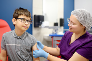 Szczepienia HPV w szkołach strzałem w dziesiątkę. Problem jest gdzie indziej
