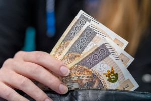 4465,17 zł wpłynęło na konta od ZUS. Tysiące Polaków ma prawo do tego świadczenia