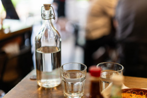 0,5 litra darmowej wody. Ma być obowiązkowe