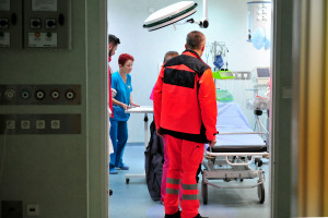 W karetce mogą samodzielnie ratować pacjentów, na SOR już nie. Ratownicy medyczni chcą zmian
