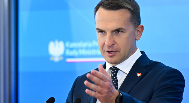 Rząd przyjął nowe przepisy ws. wynagrodzeń lekarzy. Ma to być wstęp do cięć