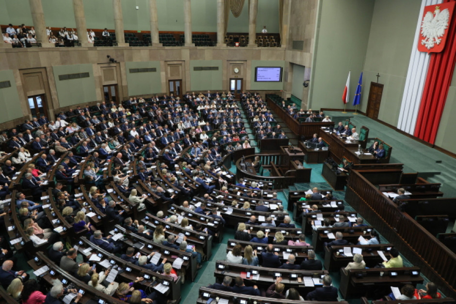 Sejm uchwalił ustawę o powiązaniu informacji o wynagrodzeniach medyków z numerem PESEL