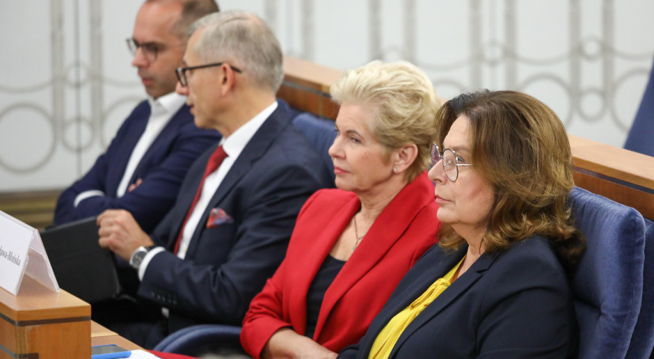 Zarobki lekarzy, bon senioralny i leczenie uzależnień. Ważne ustawy na posiedzeniu Senatu