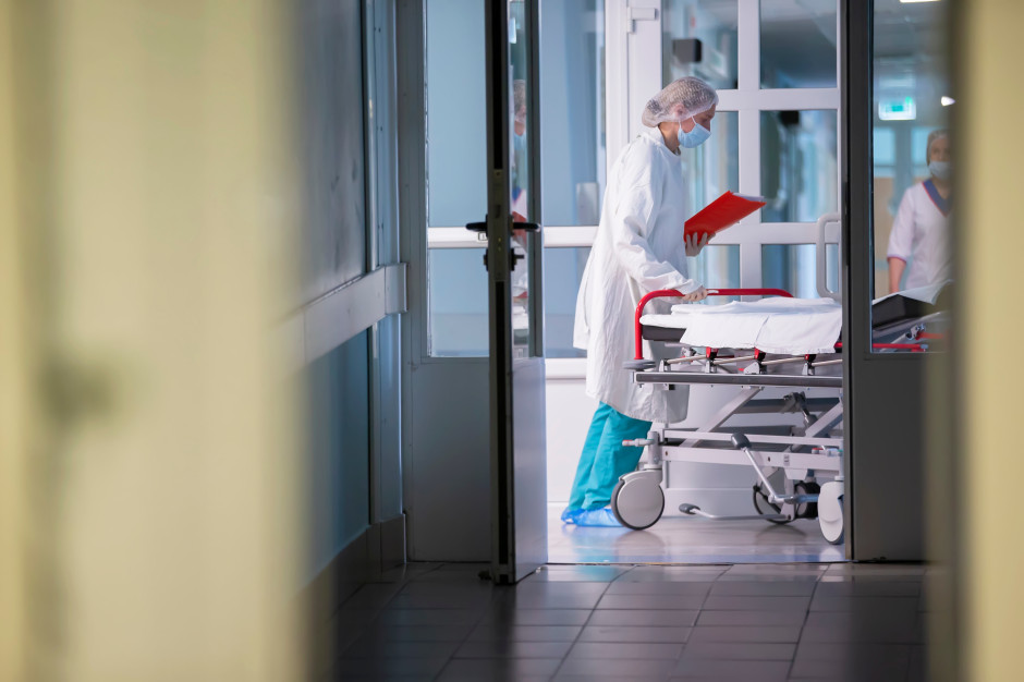 Lekarz pracował 70 godzin bez przerwy. Tak szpitale kliniczne obchodzą przepisy