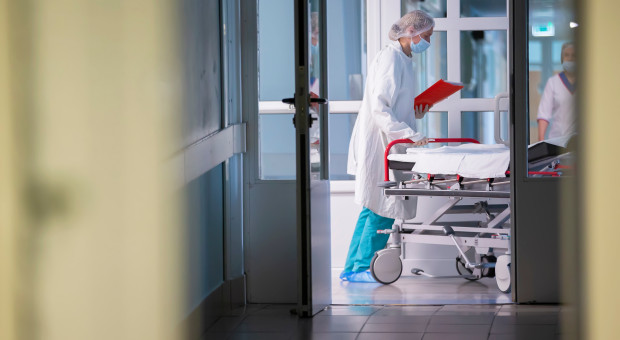 Lekarz pracował 70 godzin bez przerwy. Tak szpitale kliniczne obchodzą przepisy