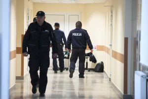 Nie przyznał się. Śledczy: dźgał 15-centymetrowym nożem lekarza i pielęgniarkę