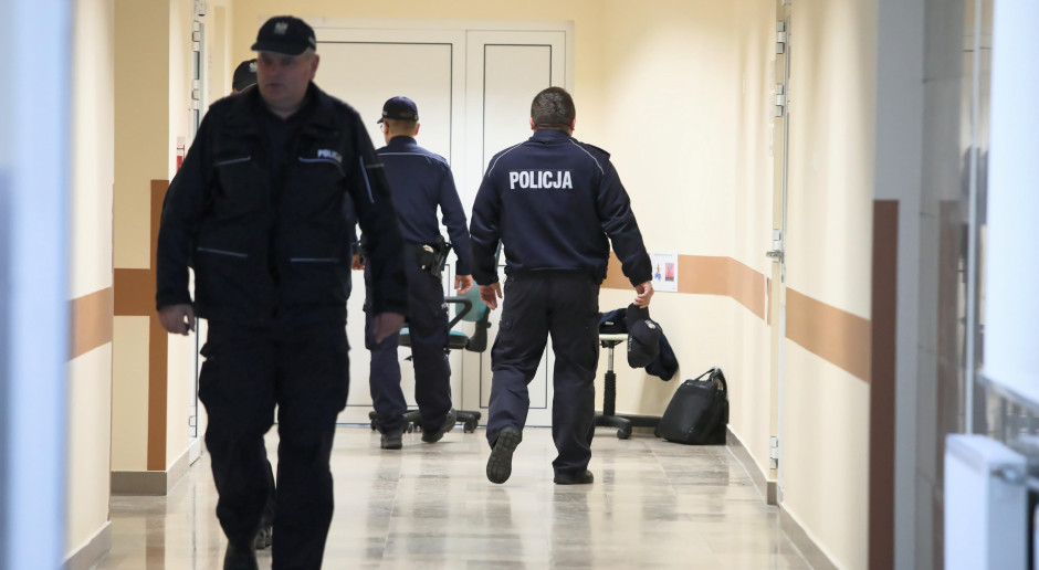 Nie przyznał się. Śledczy: dźgał 15-centymetrowym nożem lekarza i pielęgniarkę
