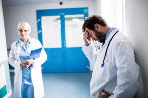 Czas pracy lekarzy na celowniku. Kluczowe instytucje mówią jednym głosem