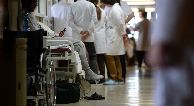 2 tys. zł za godzinę pracy lekarza. Ekspertka o paradoksie, który ratuje szpitale