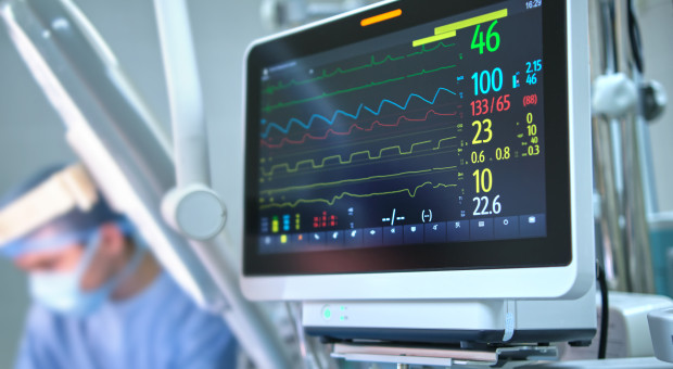 Szpital leczy pacjentów bez kontraktu z NFZ. "Zadłużamy się, bo chcemy ratować życie"