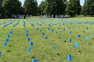 800 flag dla 800 pacjentów z tą rzadką chorobą. Symbol solidarności i apel o szybką diagnostykę