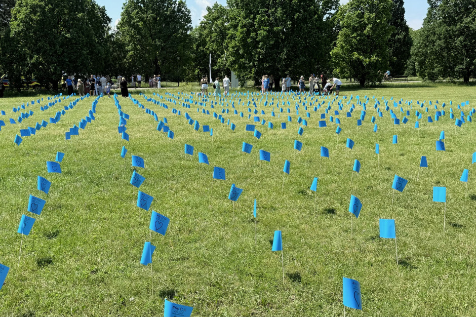 800 flag dla 800 pacjentów z tą rzadką chorobą. Symbol solidarności i apel o szybką diagnostykę