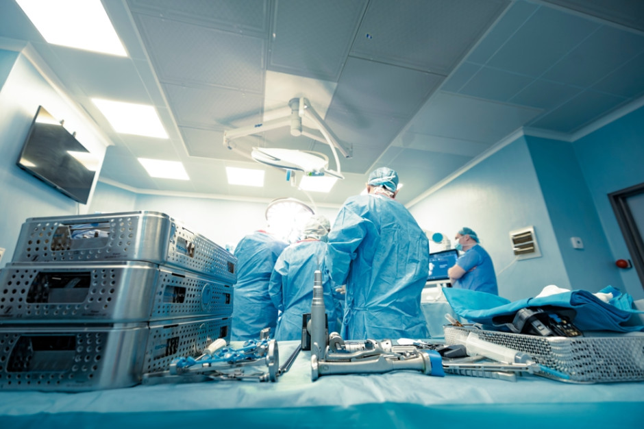 Pionierska operacja w Polsce. Szpital w Ostrołęce tak wykonał endoprotezoplastykę kolana