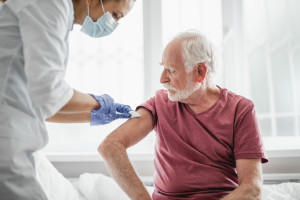 Tak szczepią się seniorzy. Ministerstwo Zdrowia przedstawiło najnowsze dane