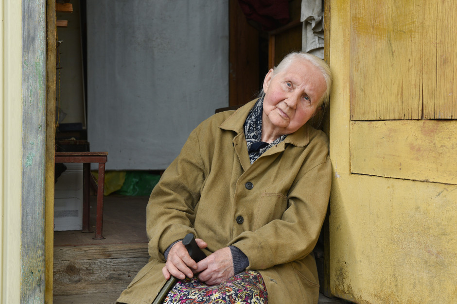Dramat seniorów na polskich na wsiach. Brak transportu odcina od leczenia