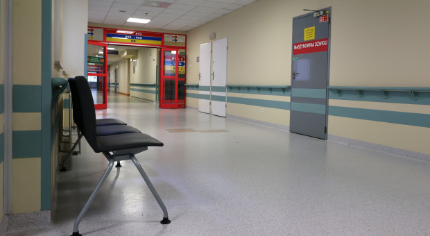Ekspert: nowa rejestracja to kamień milowy, ale na "saloniki VIP-ów" może nie wystarczyć