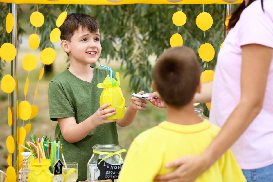 Bez kontroli sanepidu, ale z zasadami higieny. Sanepid o sprzedaży lemoniady przez dzieci