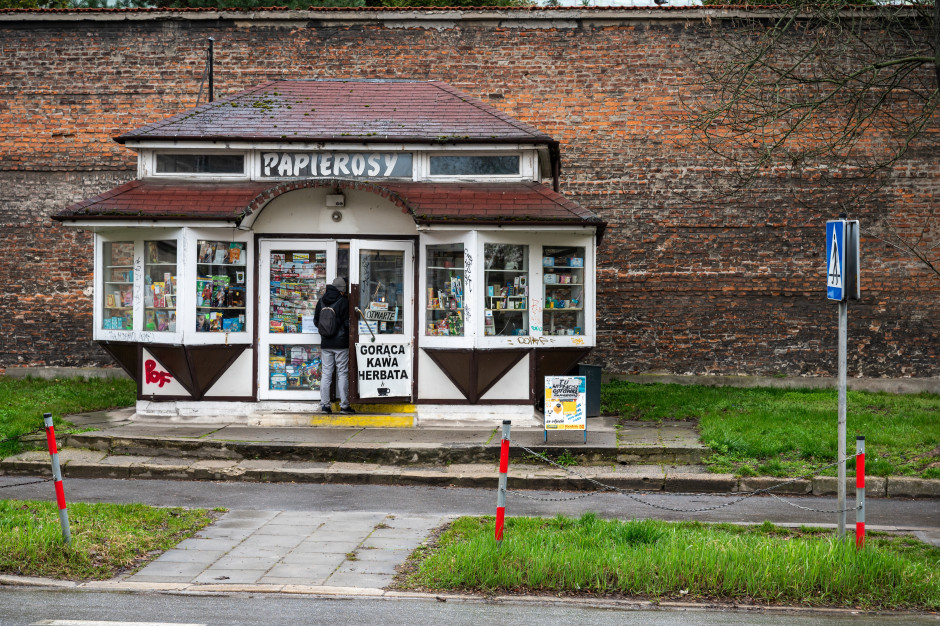 Ceny rosną, sklepy znikają, największy spadek: tytoń i księgarnie. "Palenie już niemodne"