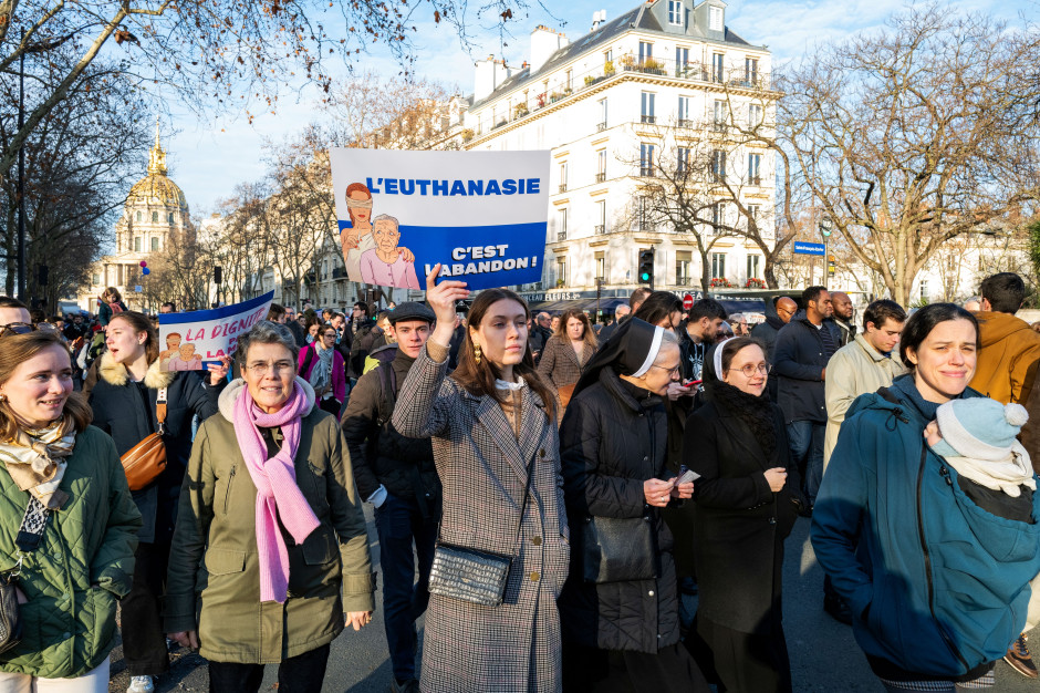 Francja przyjęła ustawę o "pomocy w umieraniu". Teraz decyzja Rady Konstytucyjnej i Macrona