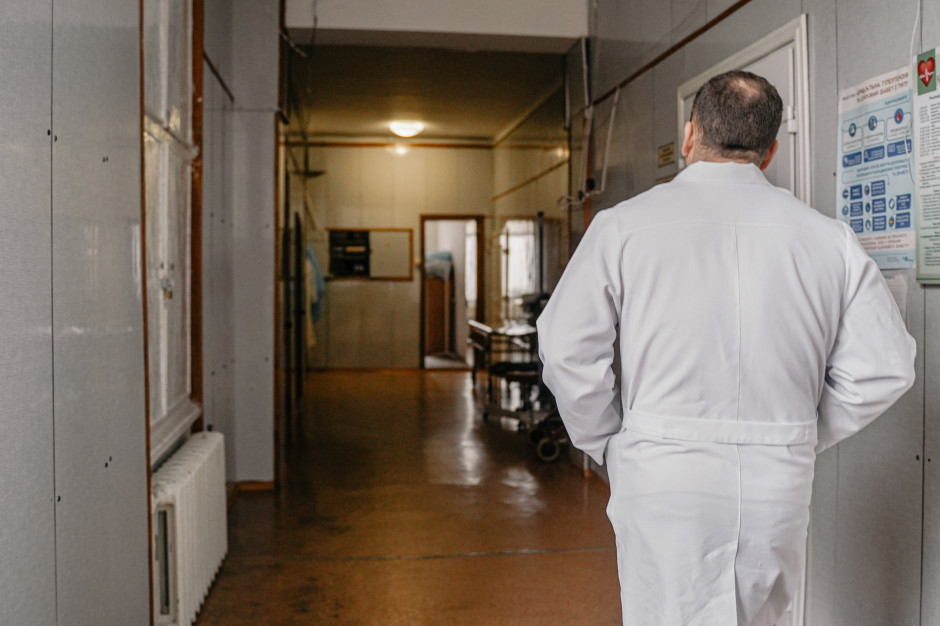 Nadchodzi koniec klauzul, dzięki którym lekarze na etatach pracują dłużej. Prawnik o skutkach