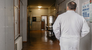 Koniec opt-outów może nie skrócić pracy lekarzy. Godziny przeniosą się na kontrakty