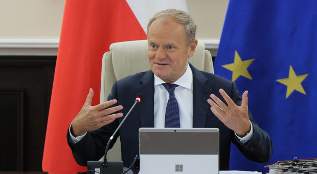 Maksymalnie 76 800 zł dla lekarzy. Donald Tusk: to 16-krotność minimalnej, biedy nie ma
