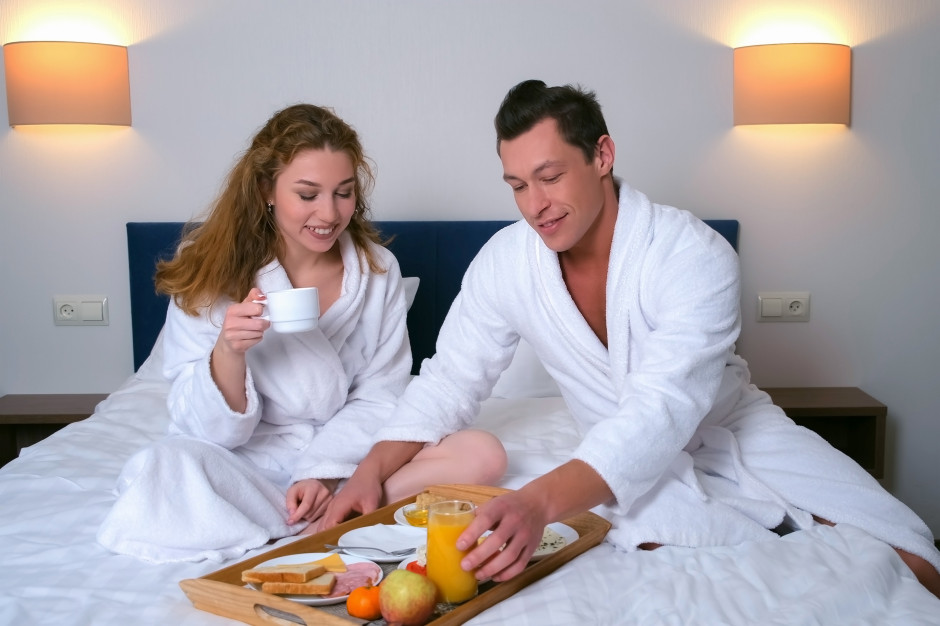 Znak, iż w hotelu są pluskwy. Mało kto zwraca na to uwagę