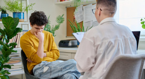 Spór psychologów o centra leczenia traumy. MZ broni pilotażu wartego dziesiątki milionów