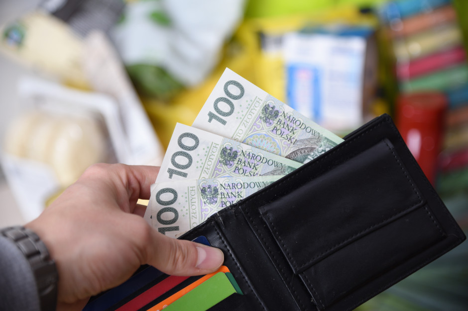 ZUS rozdaje po 300 zł. Nie ma kryterium dochodowego, ale potrzebny jest wniosek