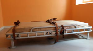 Ponad osiem godzin w pasach w domach pomocy społecznej i więcej uprawnień dla pielęgniarek. RPO ma zastrzeżenia