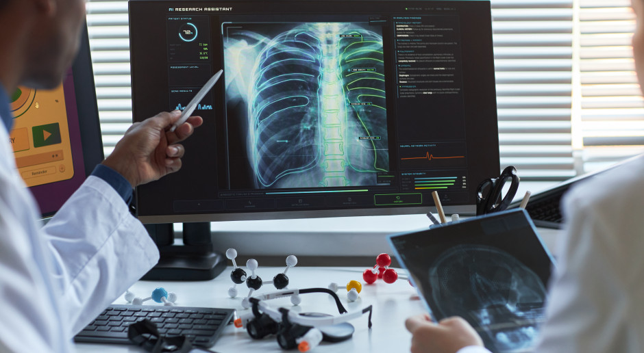 Raport: AI odciąża lekarzy i zwiększa przepustowość systemu ochrony zdrowia