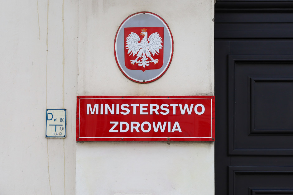 Ministerstwo Zdrowia szuka ludzi do pracy. W pakiecie trzynastka i dopłaty dla rodziców