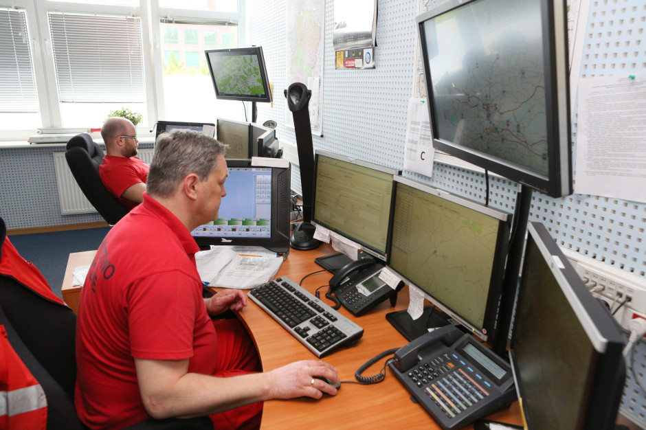 Nie ma komu odbierać telefonów alarmowych. Resort zna problem i odsyła do wojewodów