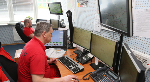 Nie ma komu odbierać telefonów alarmowych. Resort zna problem i odsyła do wojewodów