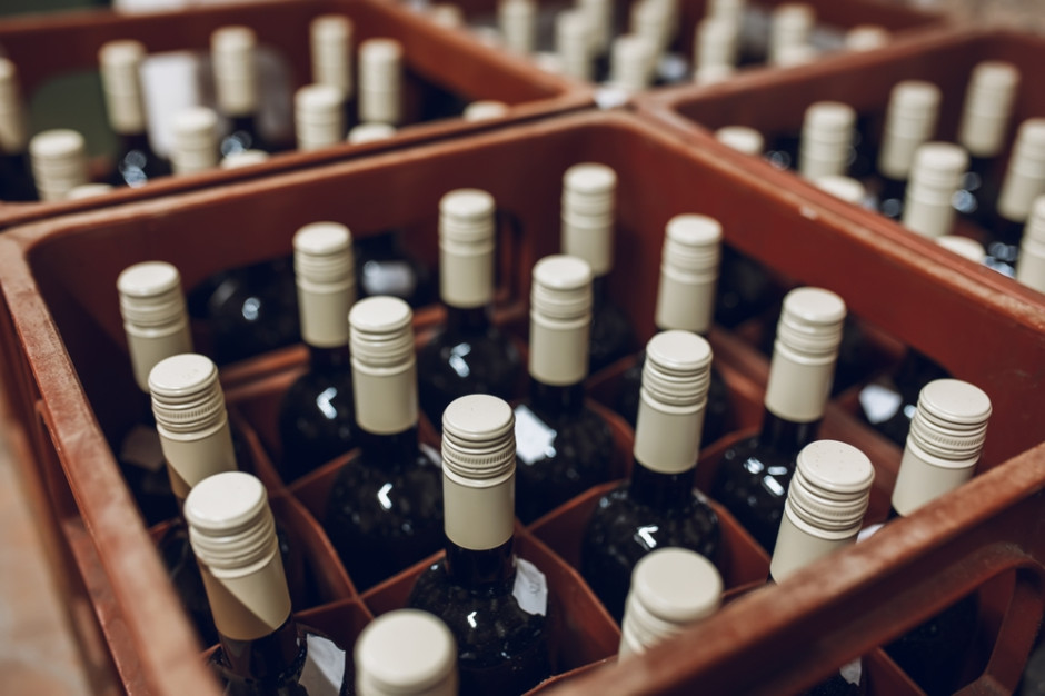 Zakaz sprzedaży alkoholu przez internet. MZ: kształt projektu zależny od prac parlamentarnych