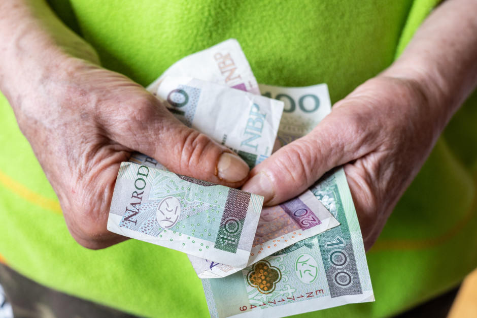 Rzecznik Praw Obywatelskich bije na alarm: wdowy czekają na pieniądze po 13 miesięcy, urzędy wymieniają pisma