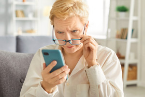Sprawdzaj telefon. Po wycieku danych przyjdzie ostrzeżenie, ale SMS mogą też wysłać oszuści